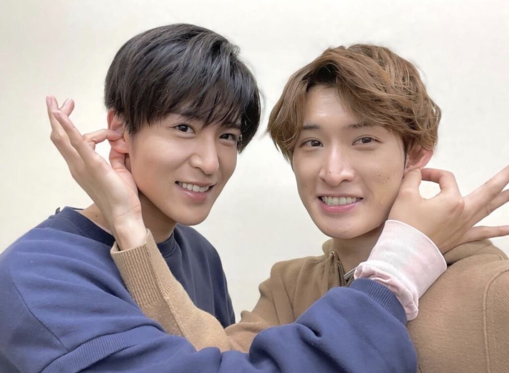 SnowManの目黒蓮と向井康二がお互いの耳でオッケーカフポーズを取る画像