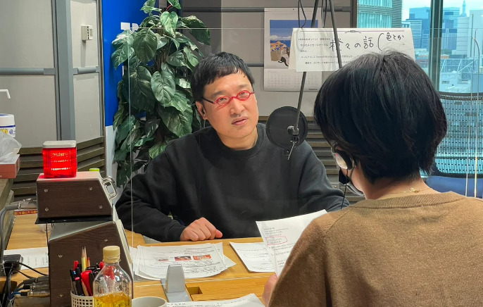 山里亮太がラジオブースで座っている画像