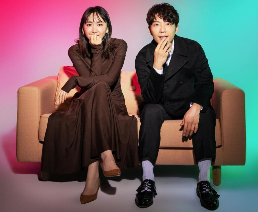 新垣結衣と星野源が隣同士で座っている画像
