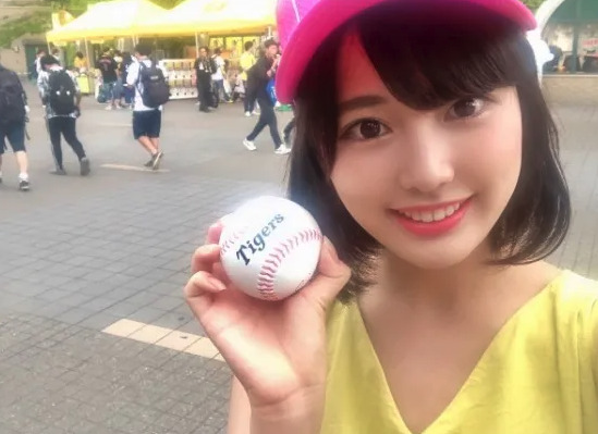 黒田みゆが野球ボールを持っている画像