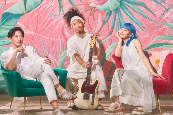 Awesome City Clubの3人が座って並んでいる画像